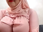 Arab Slut Web Kamerasında Büyük Memelerini Sallıyor
