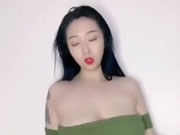 Asyalı Büyük Göğüsler Kız Dansı