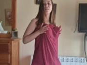 Arap iri göğüslü kız kışkırtıcı bir şekilde dans ediyor