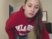 Süper sevimli üniversiteli kız striptiz yapıyor