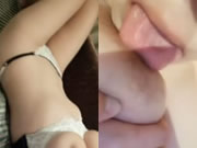 Büyük göğüslü kız mastürbasyon yapıyor